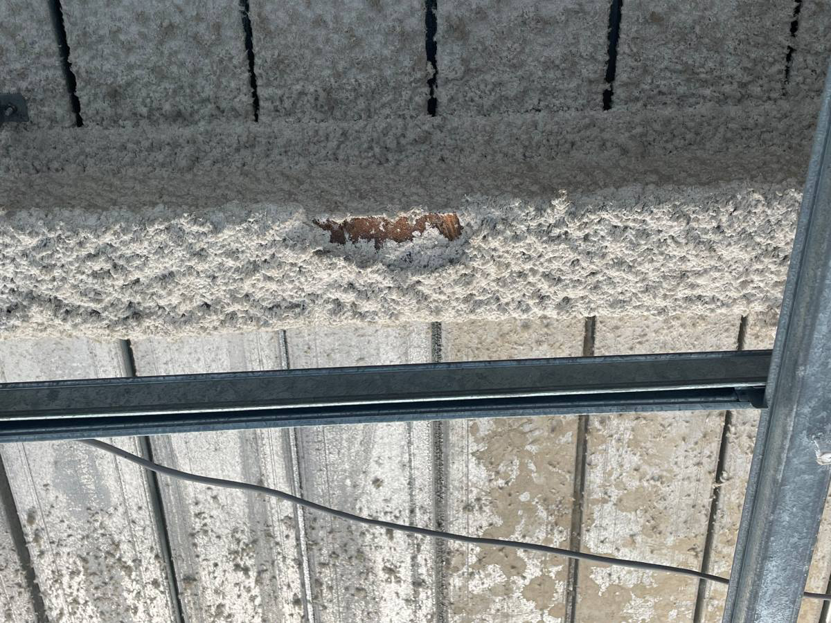 Sprayed asbestos flock coating on structural beams